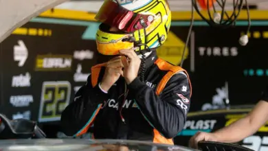 Ricardo "Caito" Risatti poniéndose el casco.