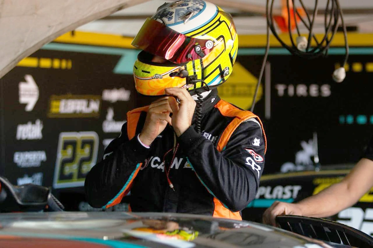 Ricardo "Caito" Risatti poniéndose el casco.