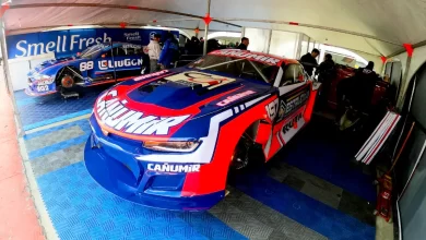 Camaro y Mustang en el box