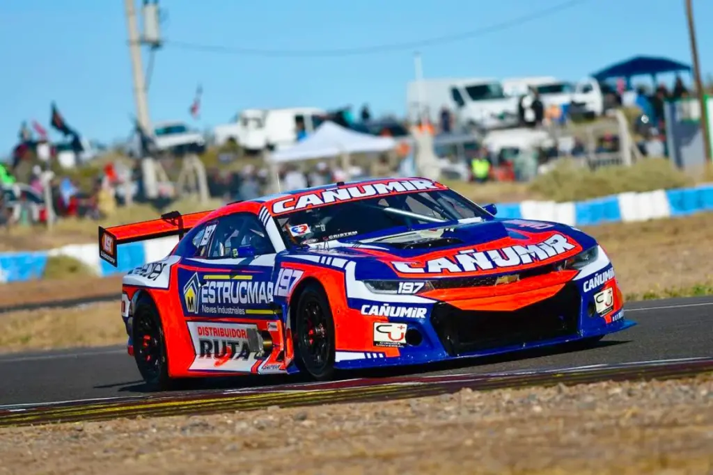 El chevrolet Camaro de Quijada en la pista