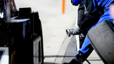 Mecánico con la pistola neumática