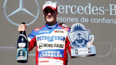 Craparo con el trofeo y una botella en la mano.