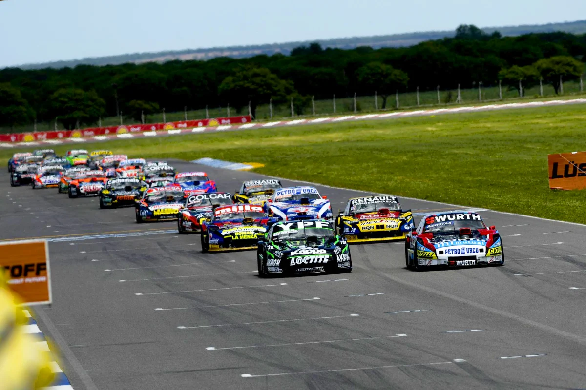 Fila india de TC en la recta de La Pampa
