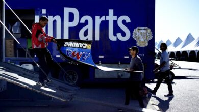 Mecánicos trabajando.