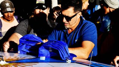 Mazzacane firmando autógrafos.