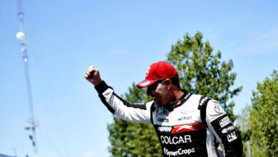 Mazzacane con el puño apretado.