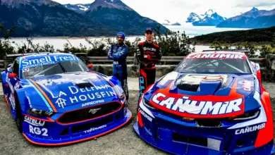 El Mustang y el Camaro con los pilotos