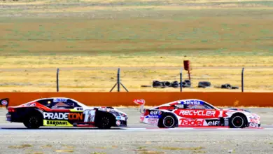 Mustang y Camaro peleando