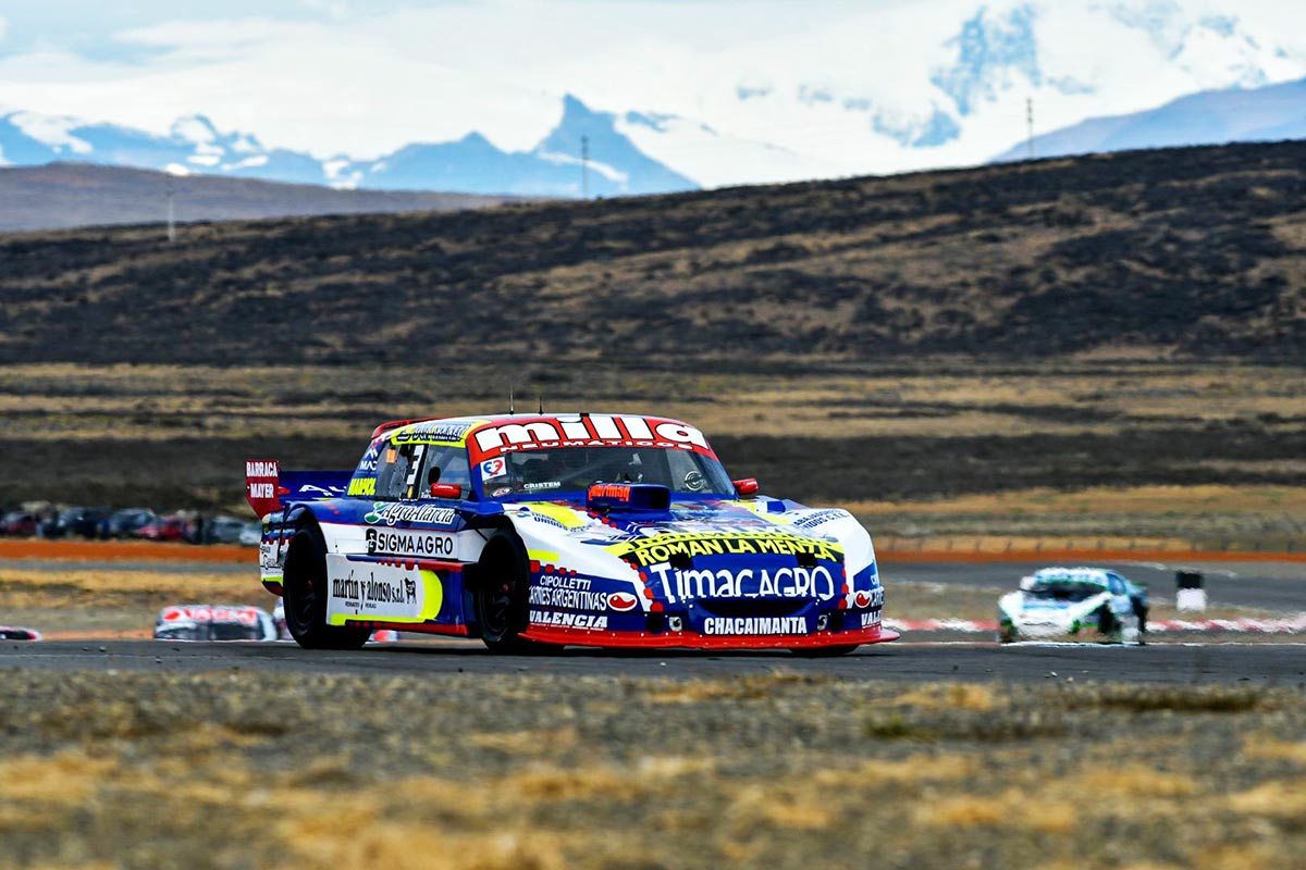 Todino con el Ford en El Calafate.
