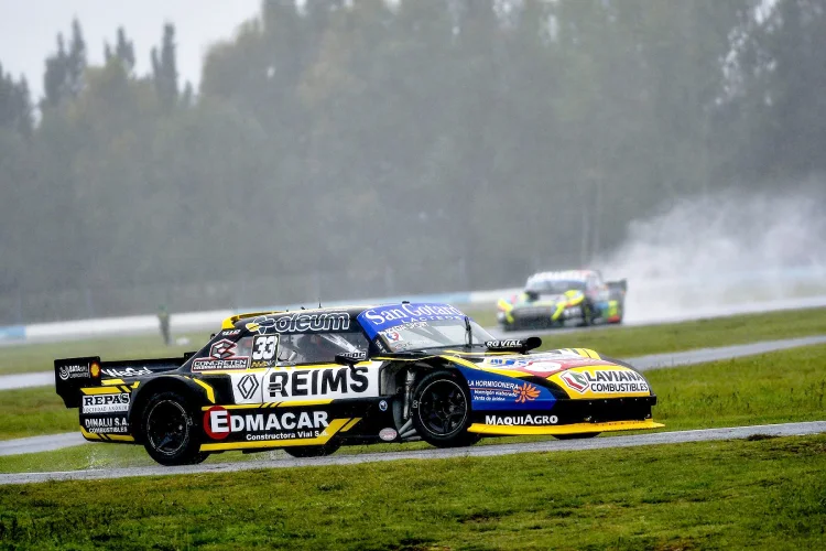 Torino de Bernasconi en La Plata con lluvia.