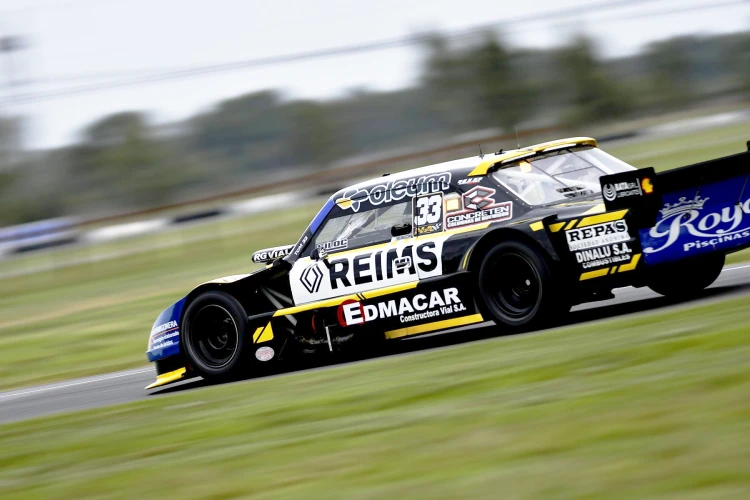 Torino de Bernasconi en La Plata con lluvia.