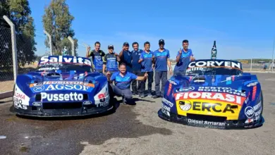 Los Ford del Moriatis Competición y el equipo de mecánicos.