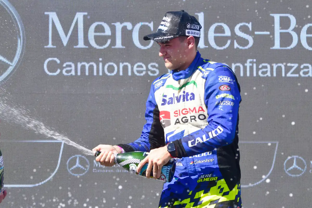 Olmedo festejando en el podio de Neuquén.