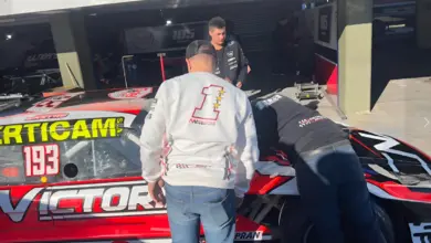 Werner mirando el Ford de Castro en boxes.