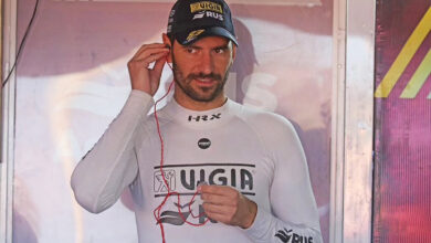 Ardusso poniéndose el auricular.