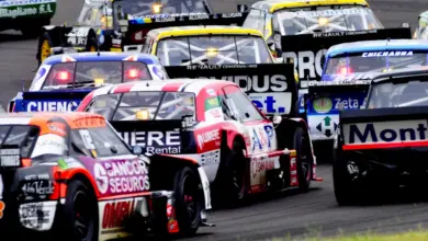 Pelotón de auto doblando