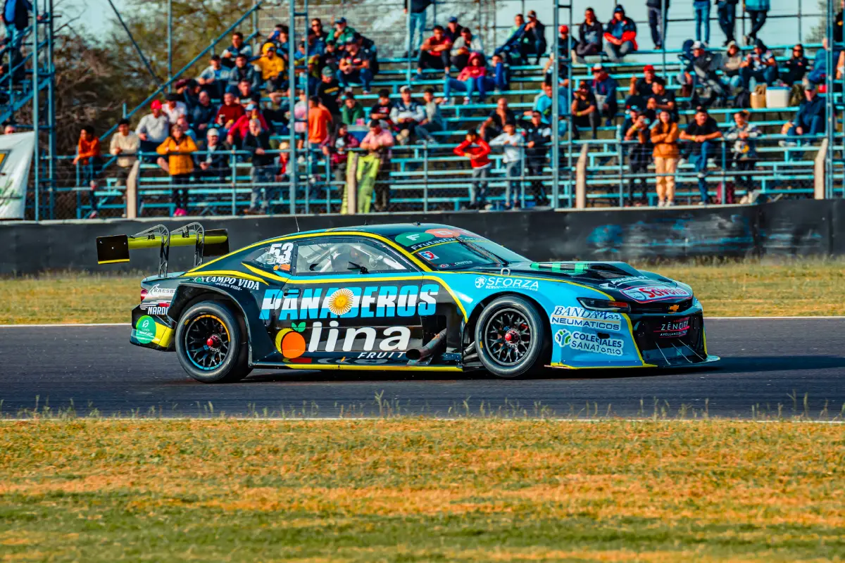 Camaro con la gente