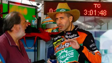 Castellano habla con otra persona