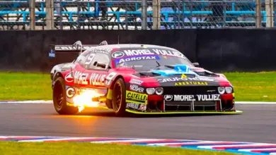 Challener con fuego en el escape