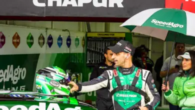 Chapur agarra el casco