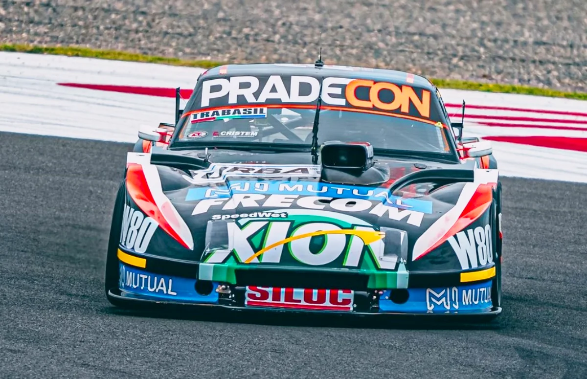 Dodge de frente en la pista