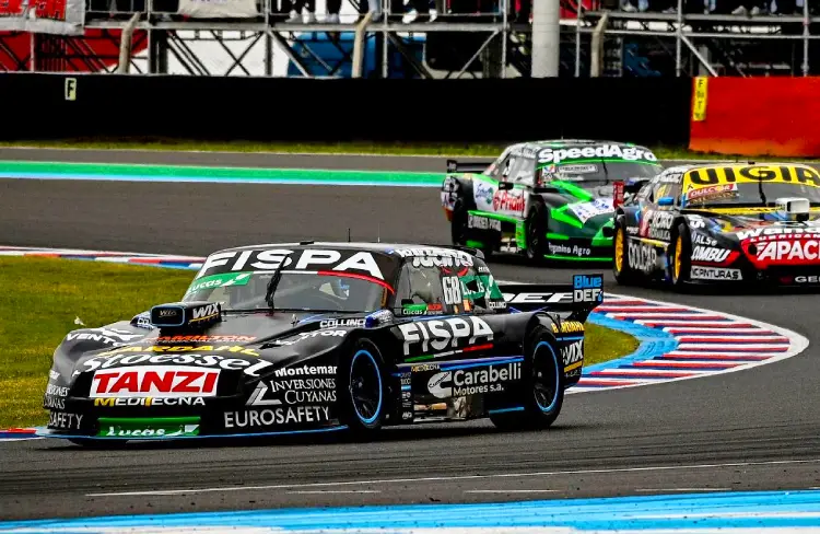 Ford dobla con otros autos atrás