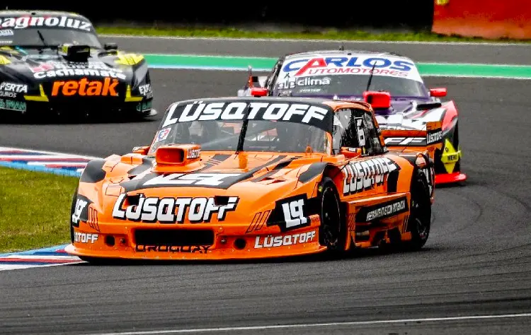 Ford de Lambiris doblando