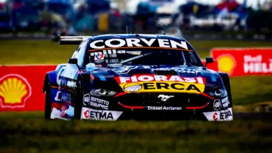 Mustang de frente en la pista