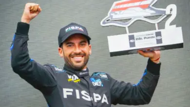 Santero con el trofeo en el podio