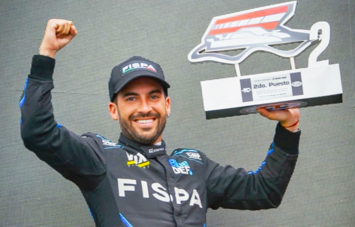Santero con el trofeo en el podio
