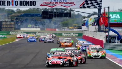 Pelotón de autos en Termas