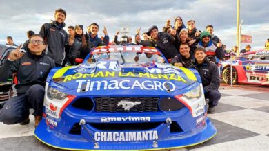 Auto de Todino con los miembros del Maquin Parts.