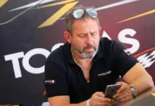 Walter Pérez con el celular