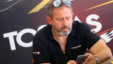 Walter Pérez con el celular