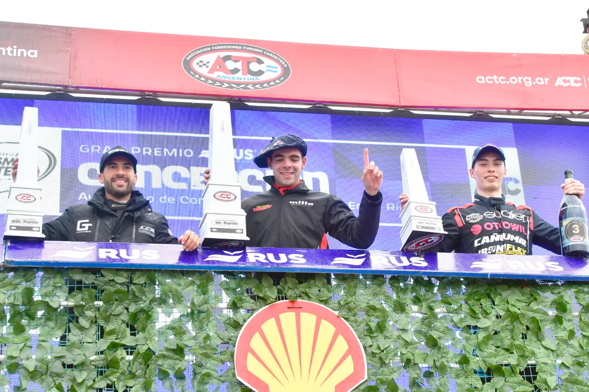 Germán Todino, Julián Santero y Marcos Quijada en el podio de Concepción del Uruguay.