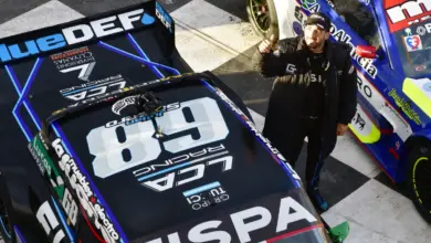 Julián Santero al lado de su Ford.