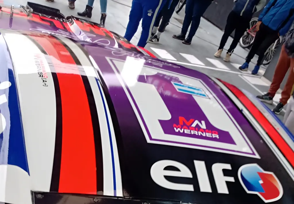 Techo del Ford Mustang de Mariano Werner con homenaje a Traverso.