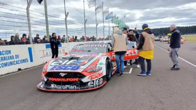 Werner sobre su Ford Mustang en la grilla de Concepción del Uruguay.