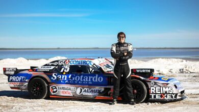 Alaux posando con su Chevy.
