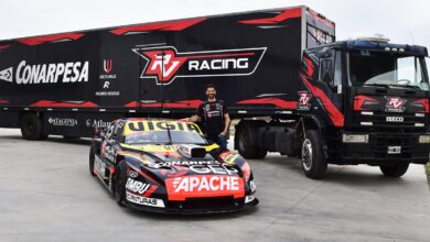 Ardusso posando con la Chevy.