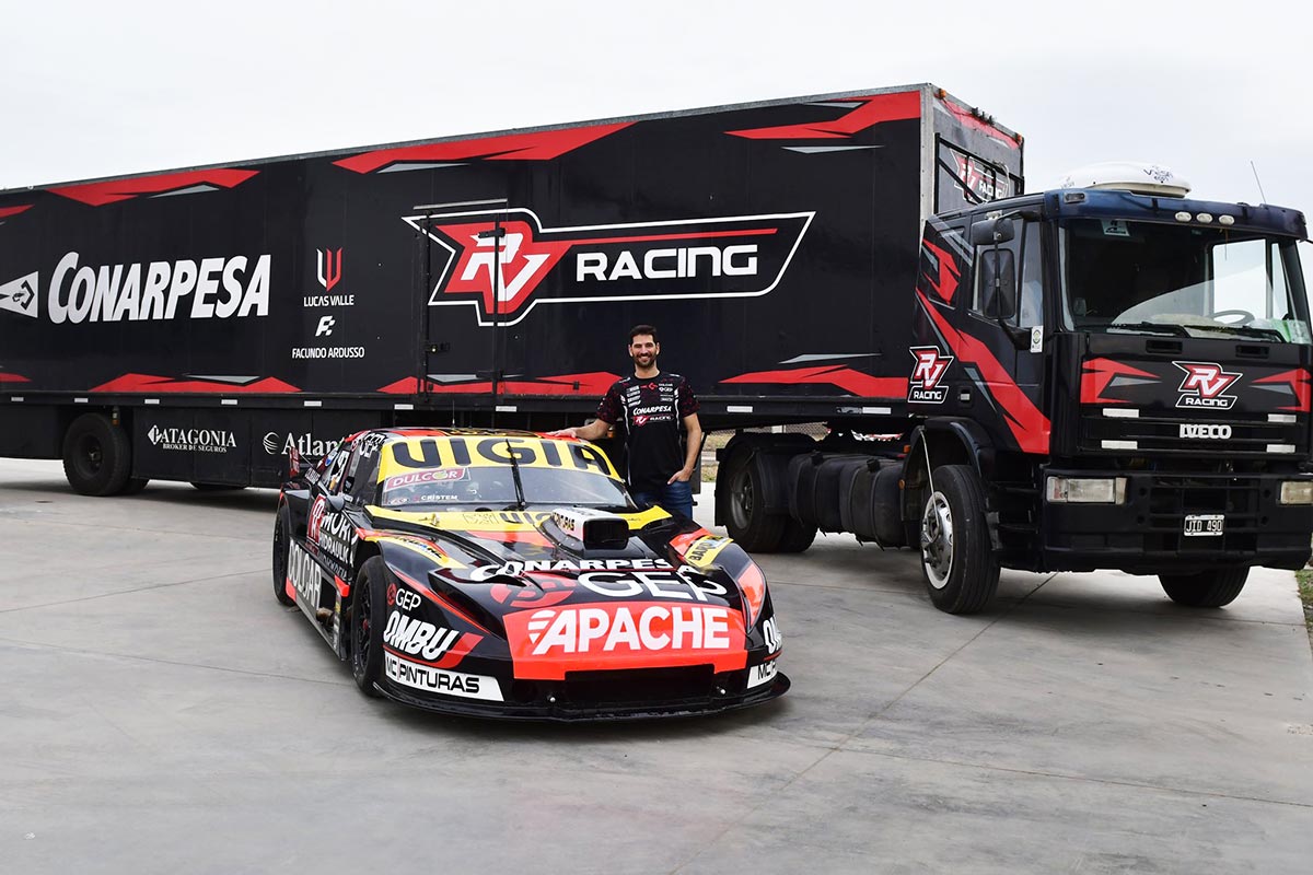 Ardusso posando con la Chevy.