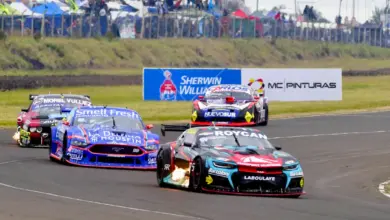 Autos de TC doblando