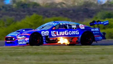 Mustang con fuego en el escape