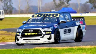 Toyota Hilux doblando