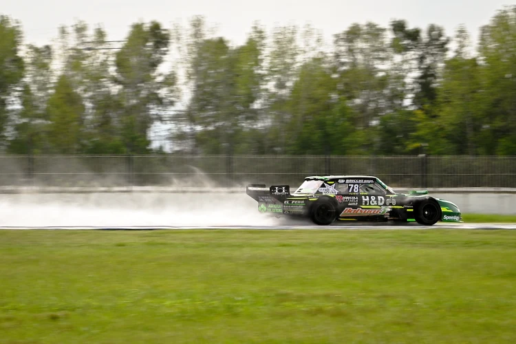 Ford de Denis Cifre corriendo en lluvia.