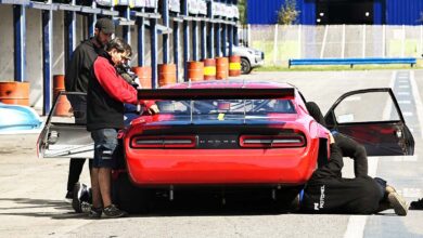 El Dodge Challenger de TC desde atrás.