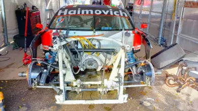Ford Mustang de Mariano Werner desarmado en el box.