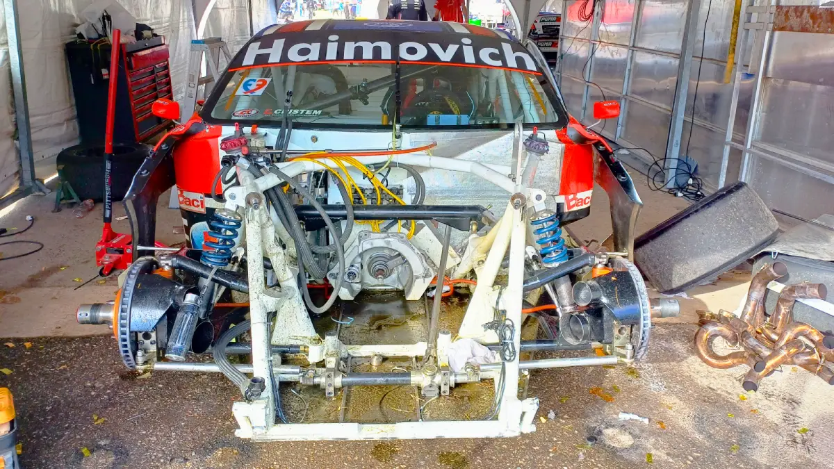 Ford Mustang de Mariano Werner desarmado en el box.