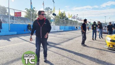 Orestito Berta caminando por los boxes de Rafaela en el TC.