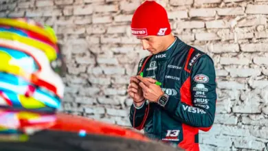 Catalán Magni mira hacia abajo